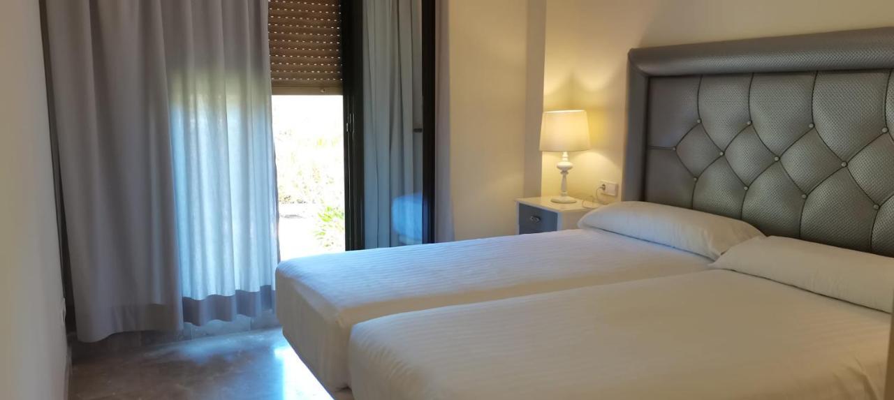 Apartamento Espacioso Muy Tranquilo Con Piscinas Y Jardines Cercano A La Playa エステポナ エクステリア 写真