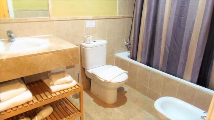 Apartamento Espacioso Muy Tranquilo Con Piscinas Y Jardines Cercano A La Playa エステポナ エクステリア 写真