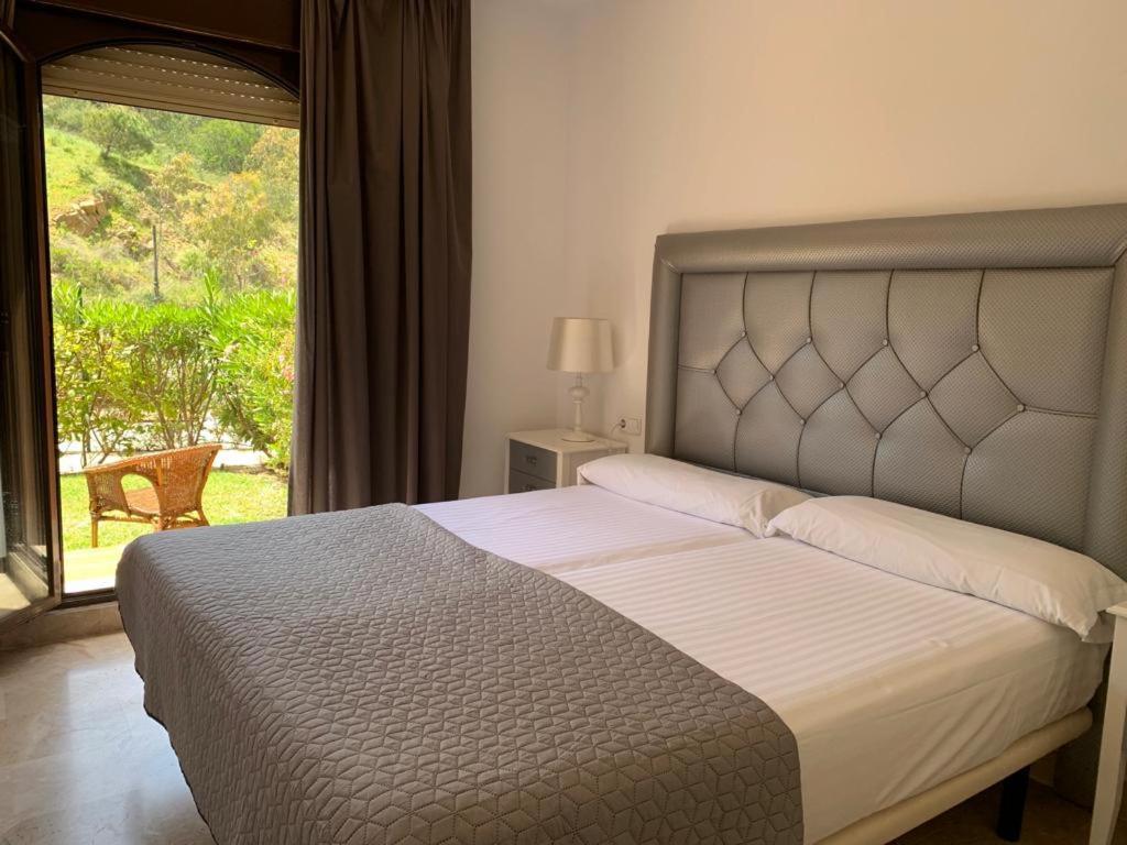 Apartamento Espacioso Muy Tranquilo Con Piscinas Y Jardines Cercano A La Playa エステポナ エクステリア 写真