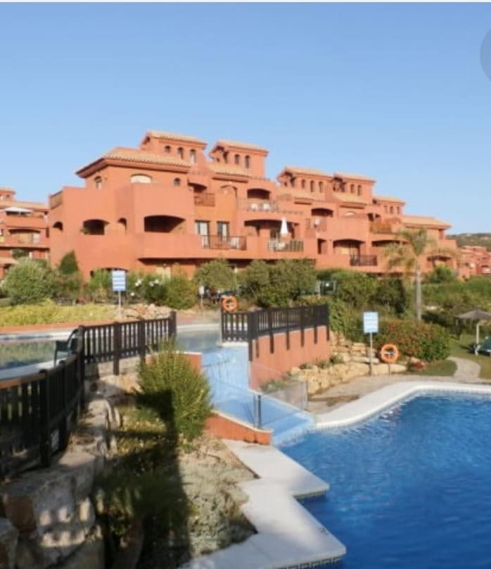 Apartamento Espacioso Muy Tranquilo Con Piscinas Y Jardines Cercano A La Playa エステポナ エクステリア 写真