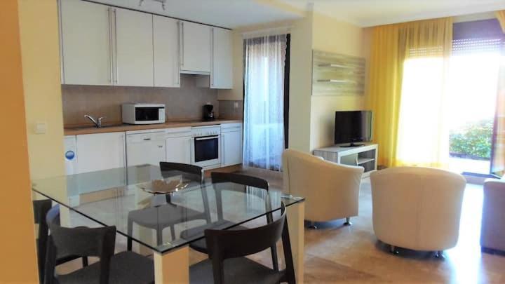 Apartamento Espacioso Muy Tranquilo Con Piscinas Y Jardines Cercano A La Playa エステポナ エクステリア 写真