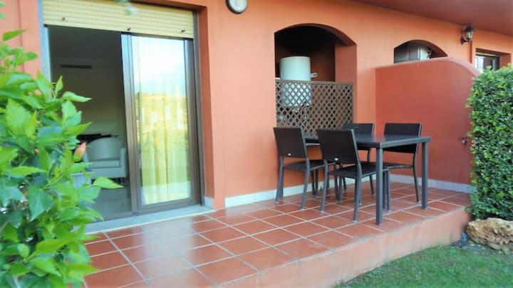 Apartamento Espacioso Muy Tranquilo Con Piscinas Y Jardines Cercano A La Playa エステポナ エクステリア 写真