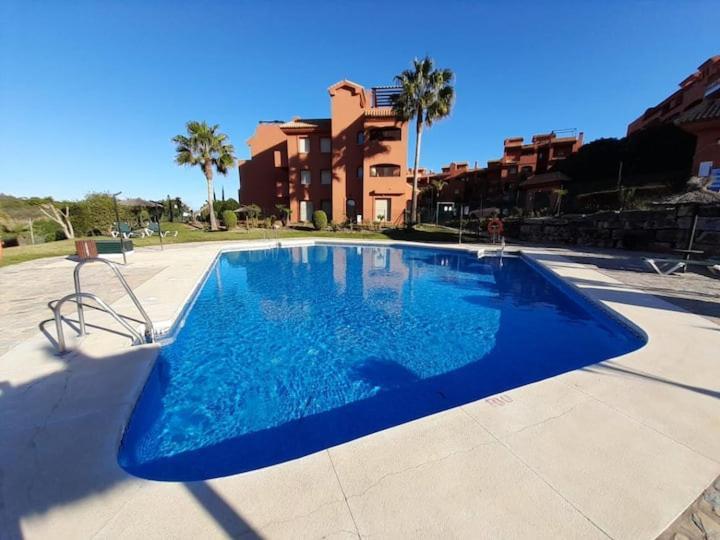 Apartamento Espacioso Muy Tranquilo Con Piscinas Y Jardines Cercano A La Playa エステポナ エクステリア 写真