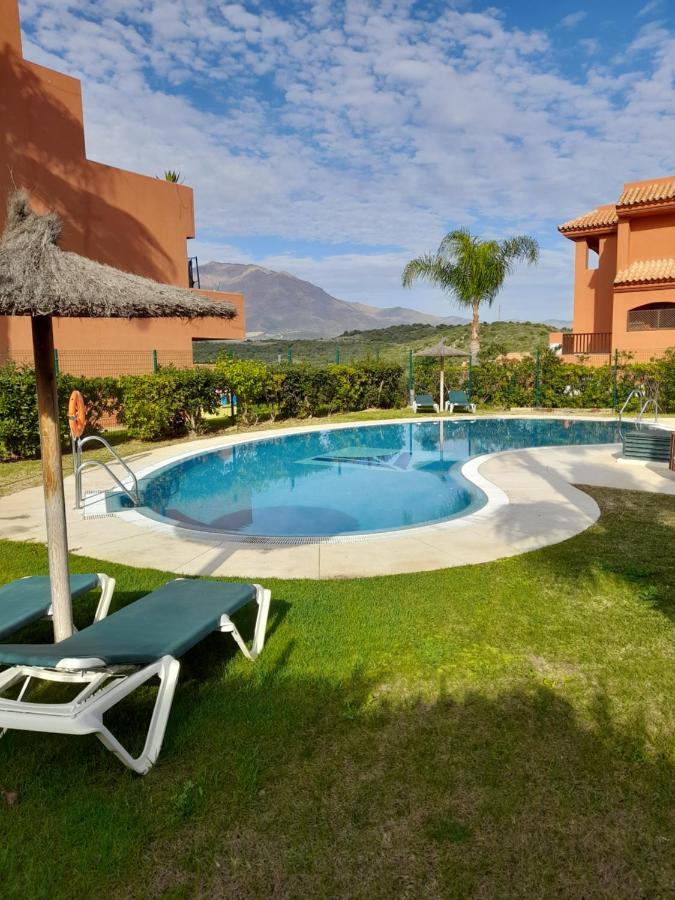 Apartamento Espacioso Muy Tranquilo Con Piscinas Y Jardines Cercano A La Playa エステポナ エクステリア 写真